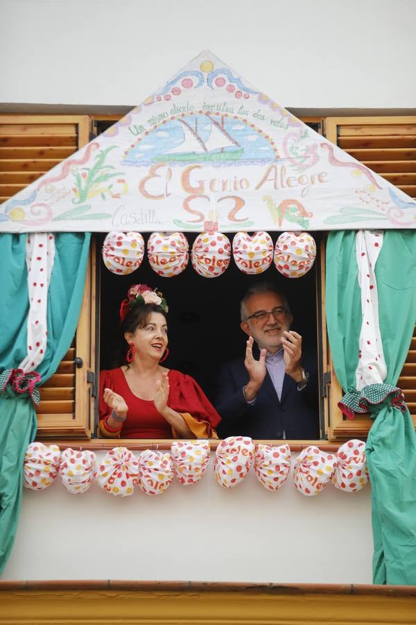 Ambiente de Feria y «pescaíto» en los balcones de Sevilla