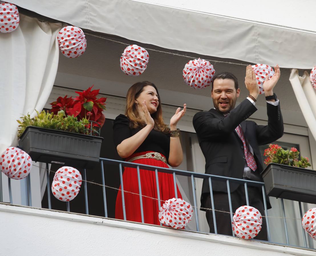 Ambiente de Feria y «pescaíto» en los balcones de Sevilla