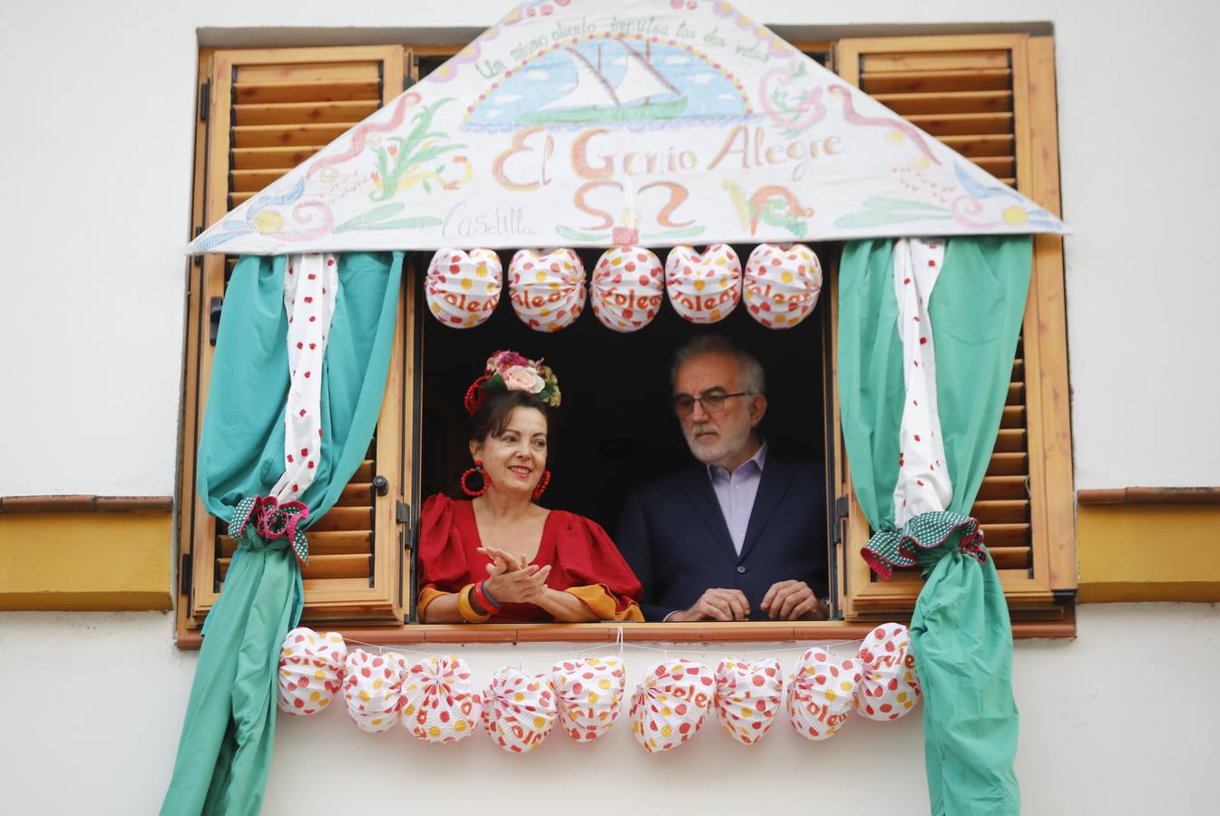 Ambiente de Feria y «pescaíto» en los balcones de Sevilla