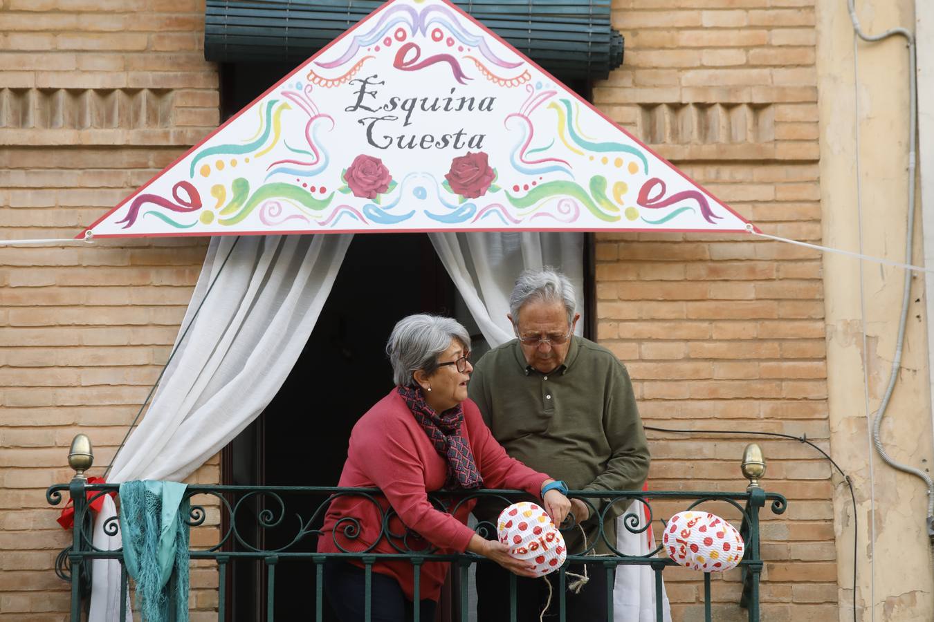 Ambiente de Feria y «pescaíto» en los balcones de Sevilla