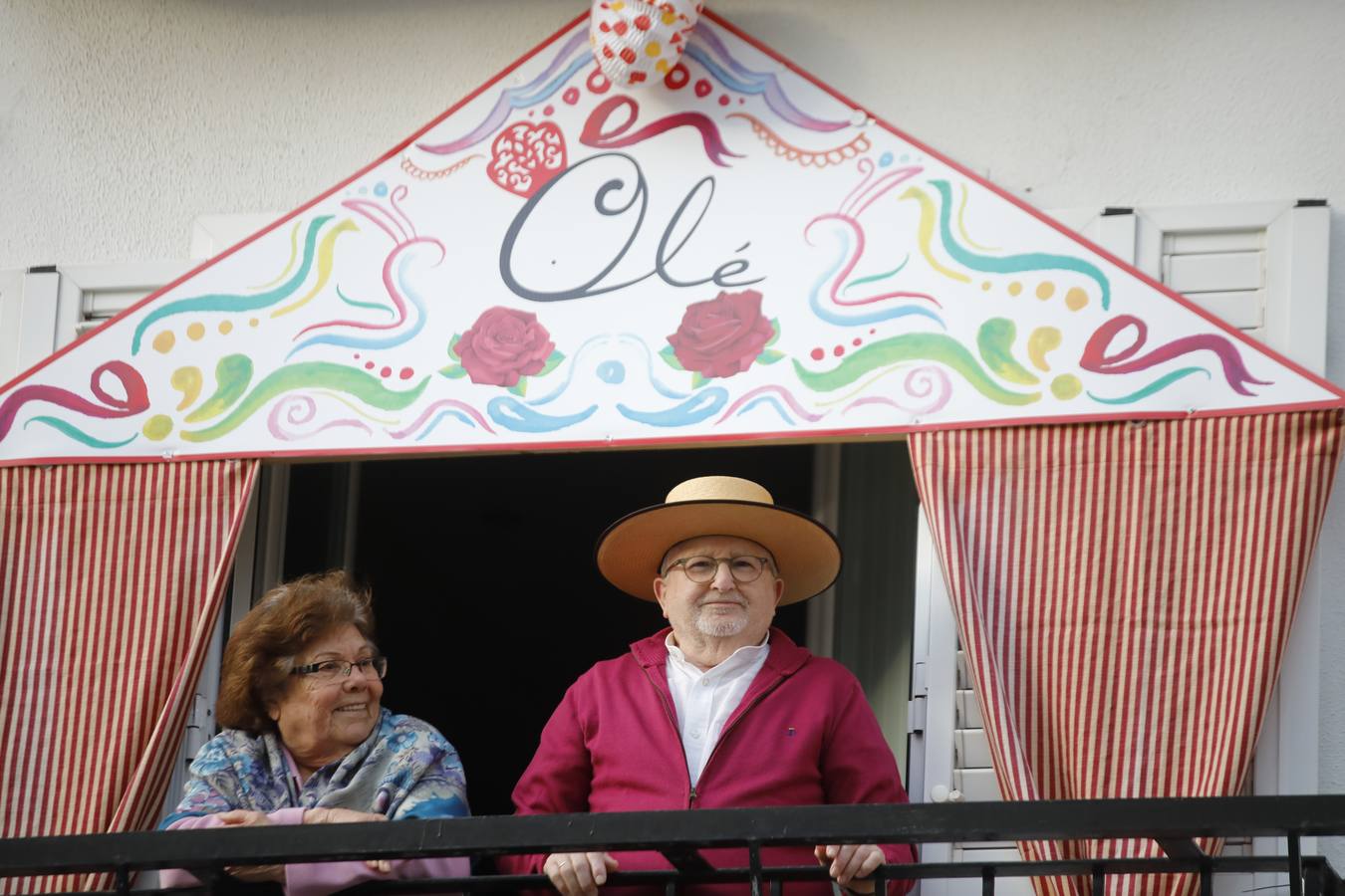 Ambiente de Feria y «pescaíto» en los balcones de Sevilla