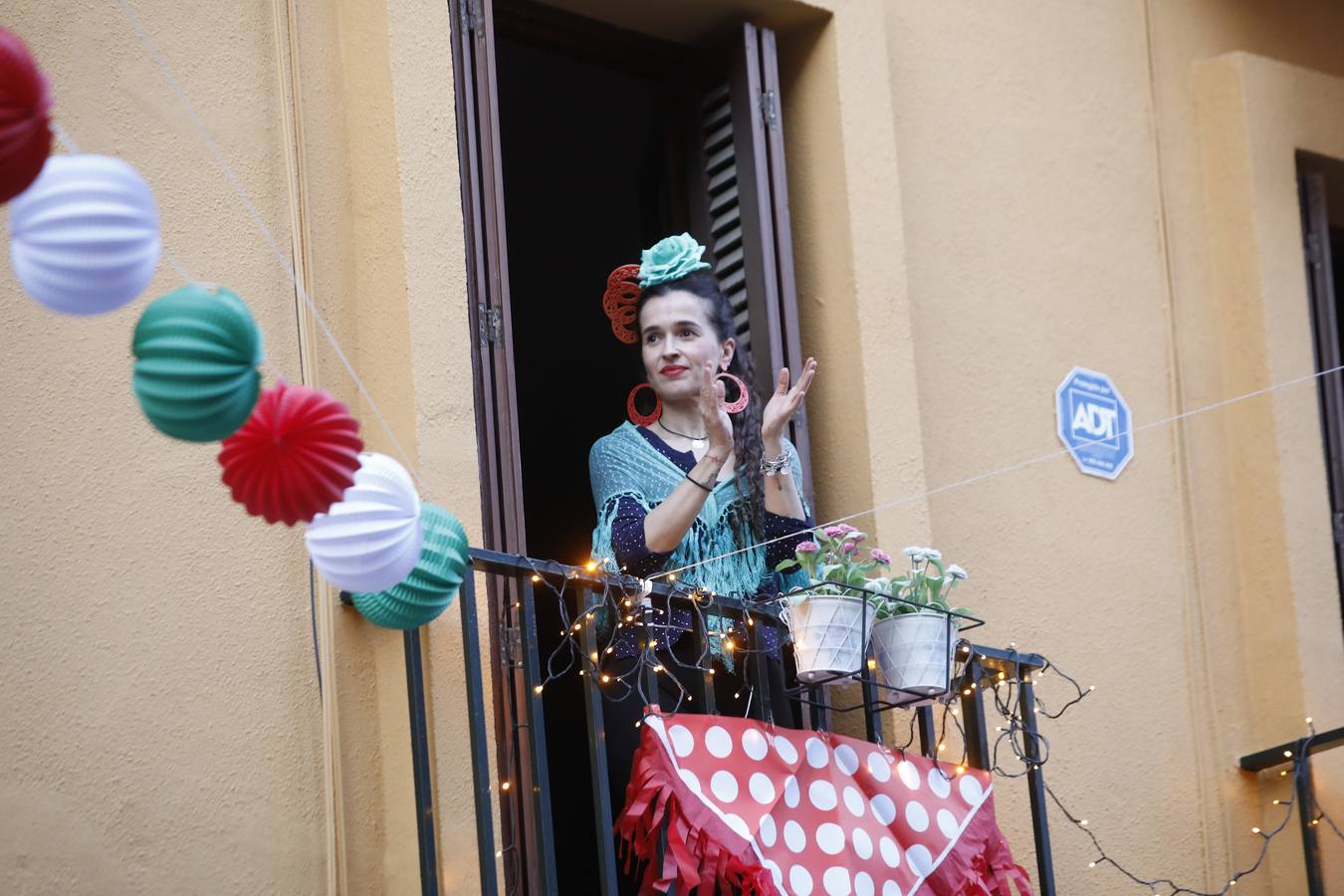 Ambiente de Feria y «pescaíto» en los balcones de Sevilla