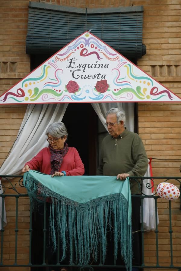 Ambiente de Feria y «pescaíto» en los balcones de Sevilla