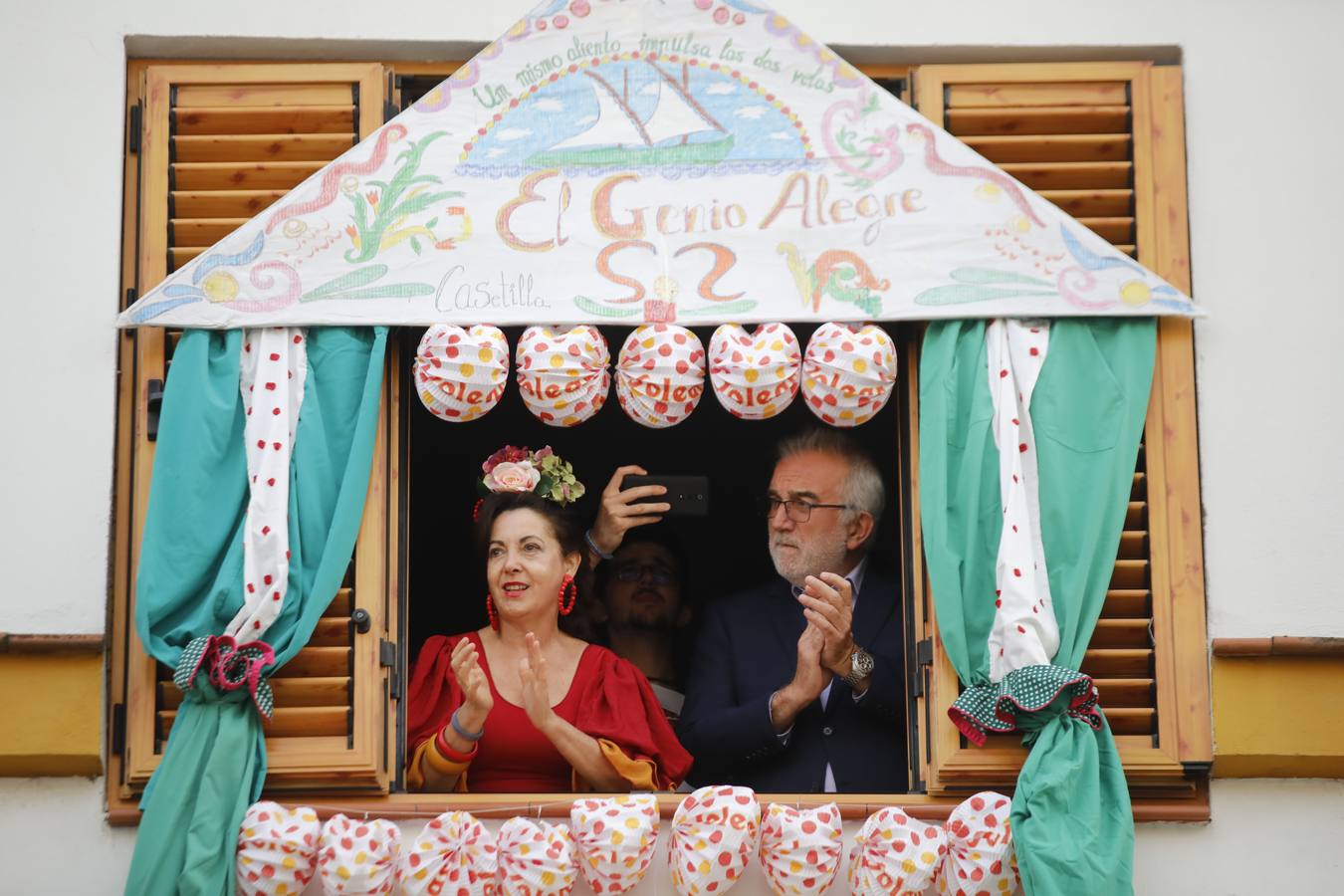 Ambiente de Feria y «pescaíto» en los balcones de Sevilla