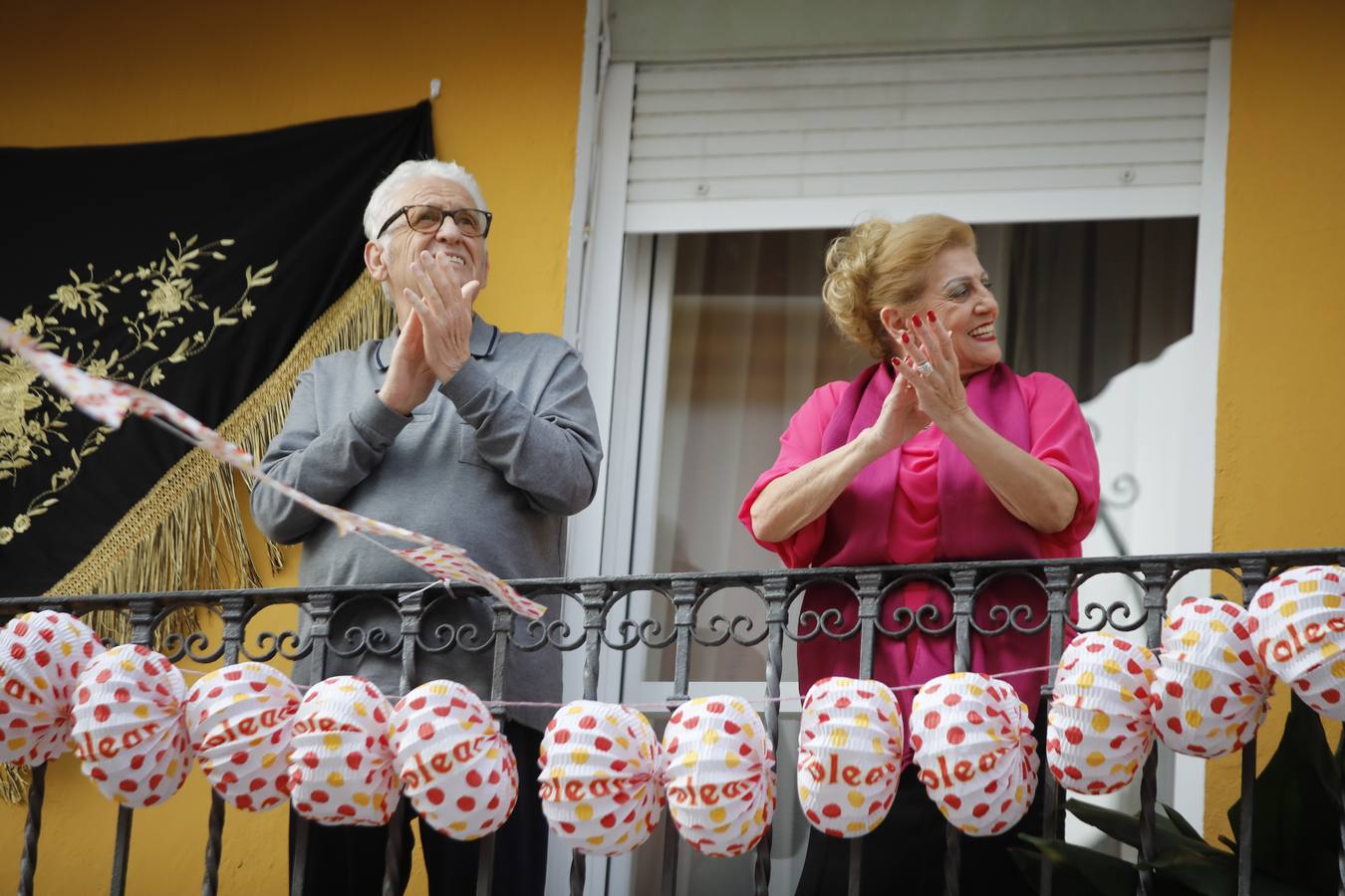 Ambiente de Feria y «pescaíto» en los balcones de Sevilla