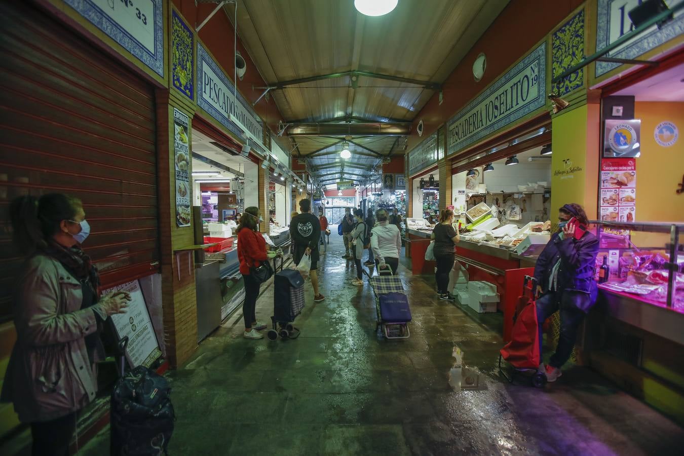 La Policía Local acude al Mercado de Triana ante la concentración de público