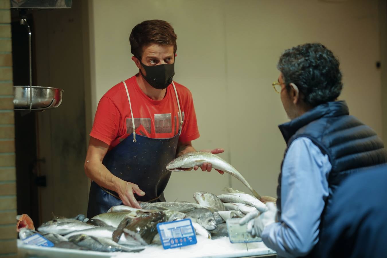 La Policía Local acude al Mercado de Triana ante la concentración de público