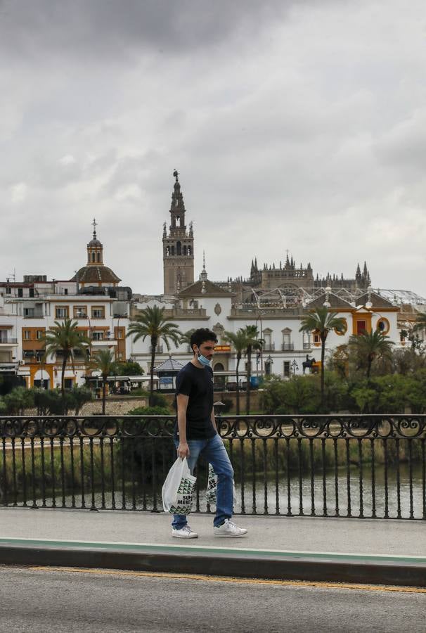 La Policía Local acude al Mercado de Triana ante la concentración de público