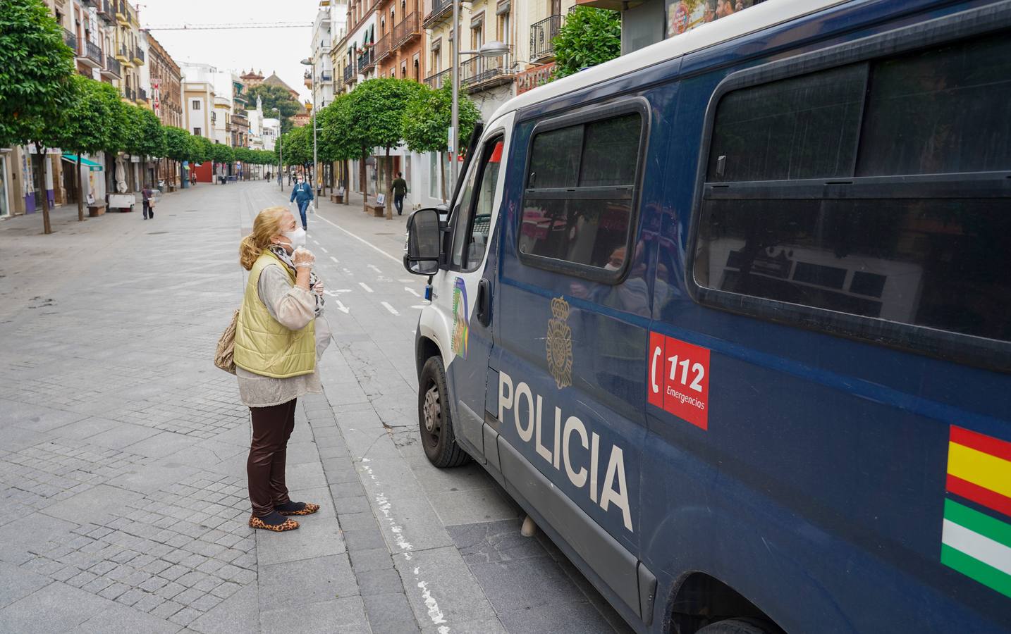 La Policía Local acude al Mercado de Triana ante la concentración de público