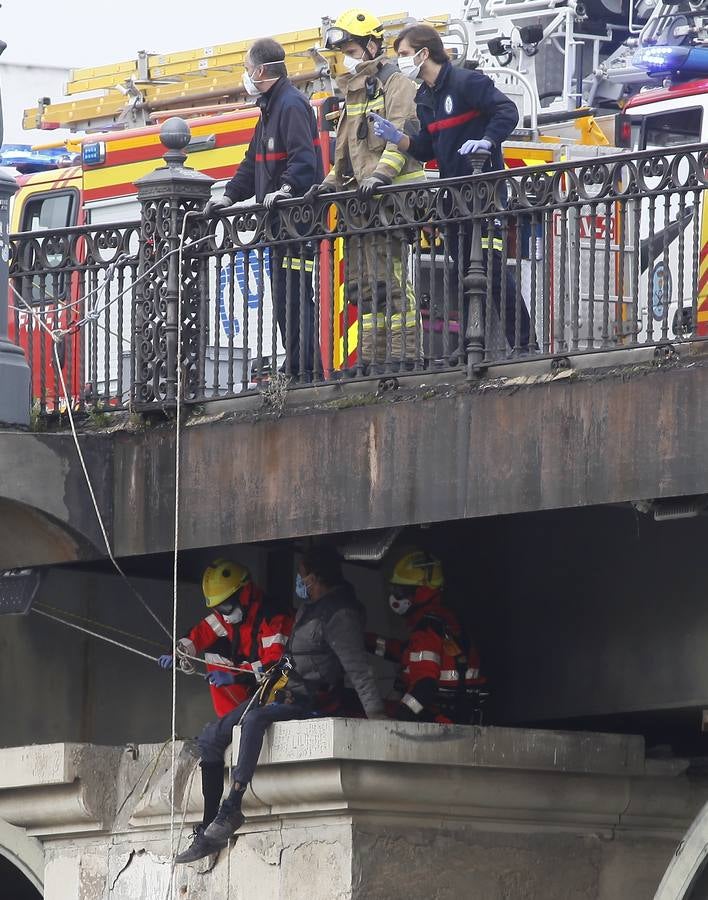 Los bomberos rescatan a un hombre en el puente de Triana