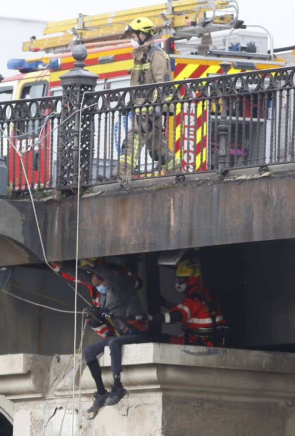 Los bomberos rescatan a un hombre en el puente de Triana