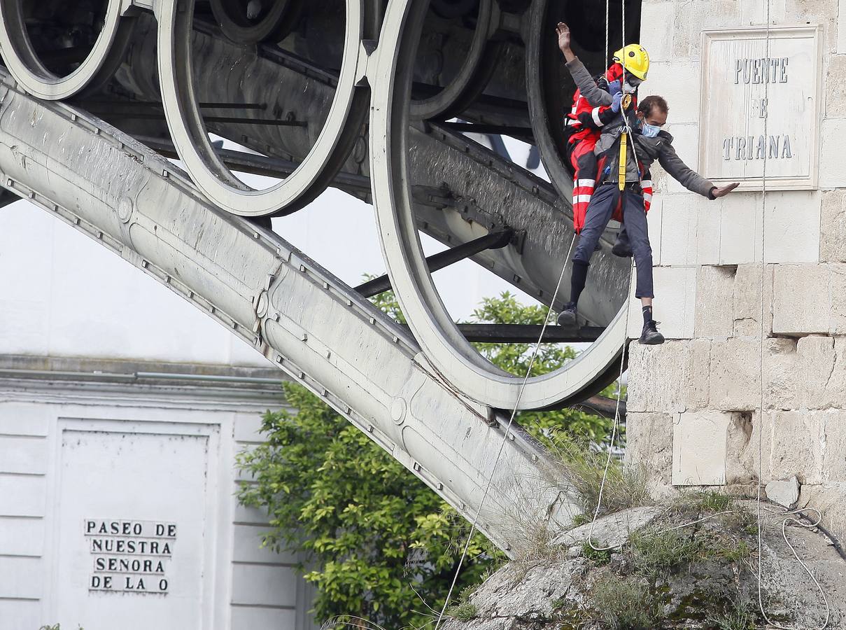 Los bomberos rescatan a un hombre en el puente de Triana