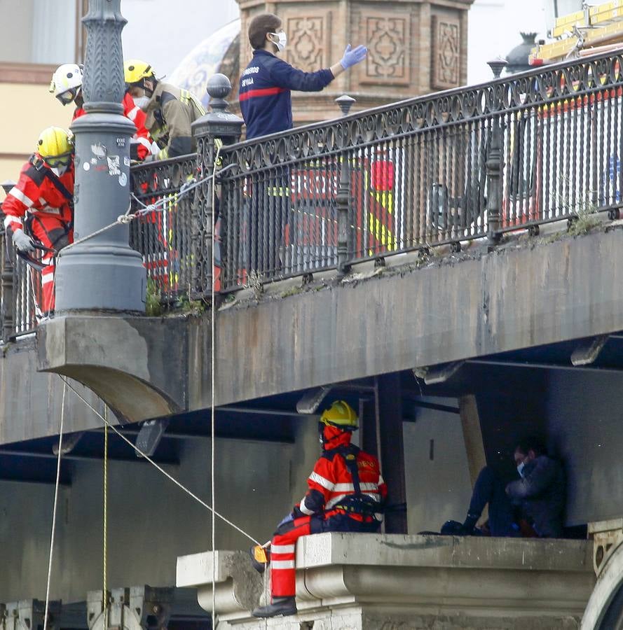 Los bomberos rescatan a un hombre en el puente de Triana