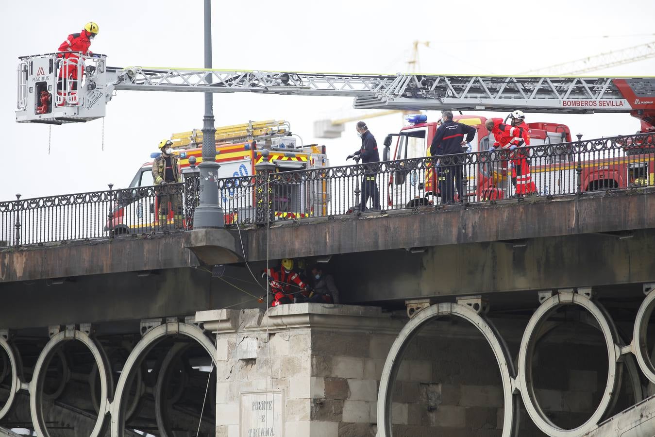 Los bomberos rescatan a un hombre en el puente de Triana