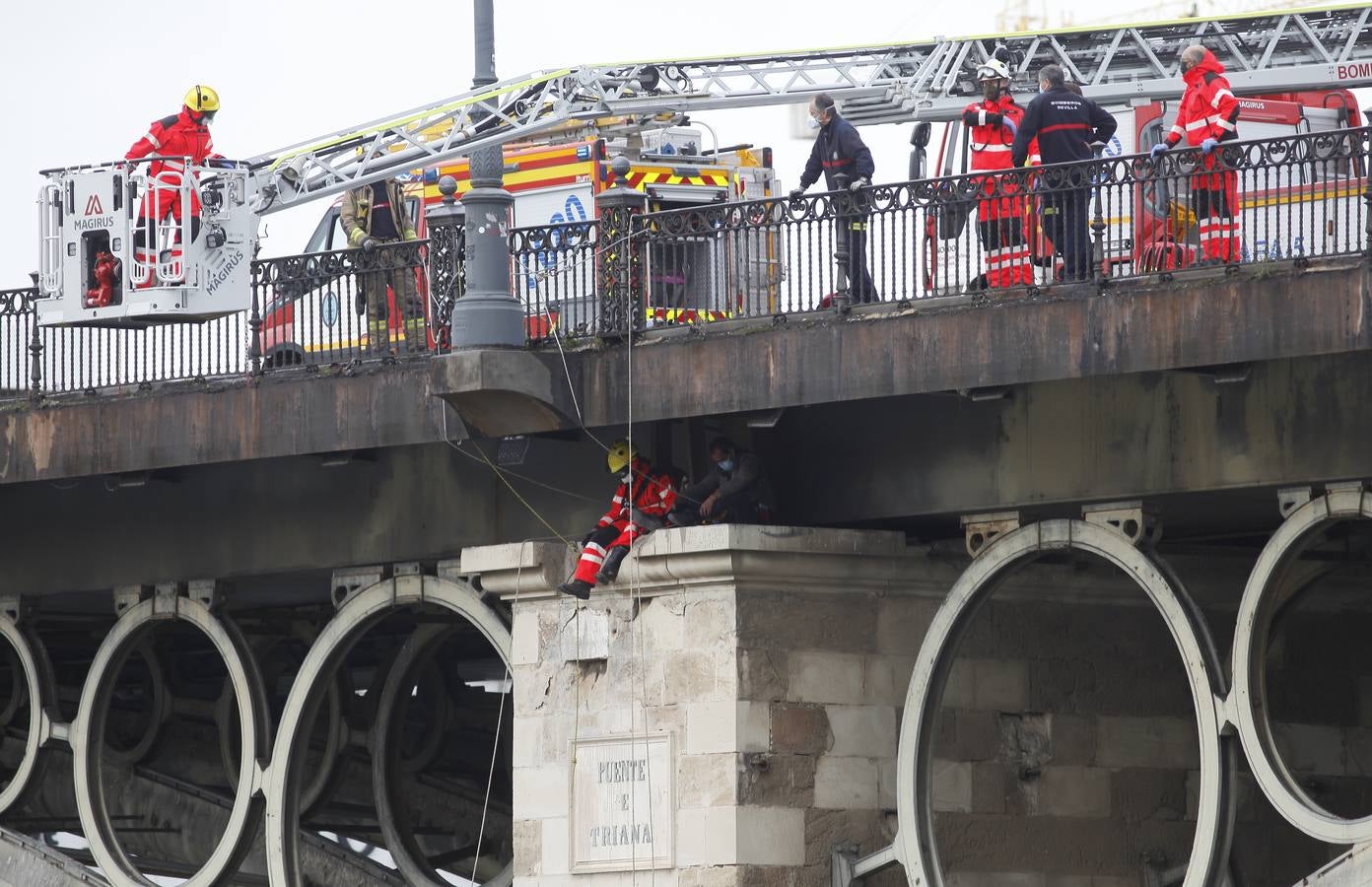 Los bomberos rescatan a un hombre en el puente de Triana