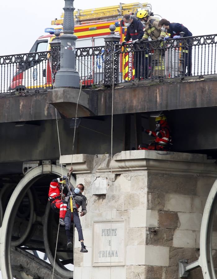 Los bomberos rescatan a un hombre en el puente de Triana