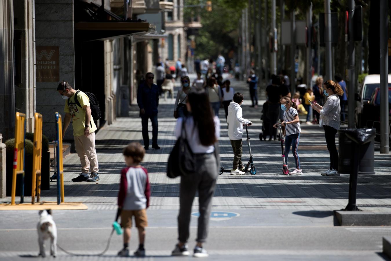 Varias familias pasean por la Diagonal de Barcelona este domingo. 