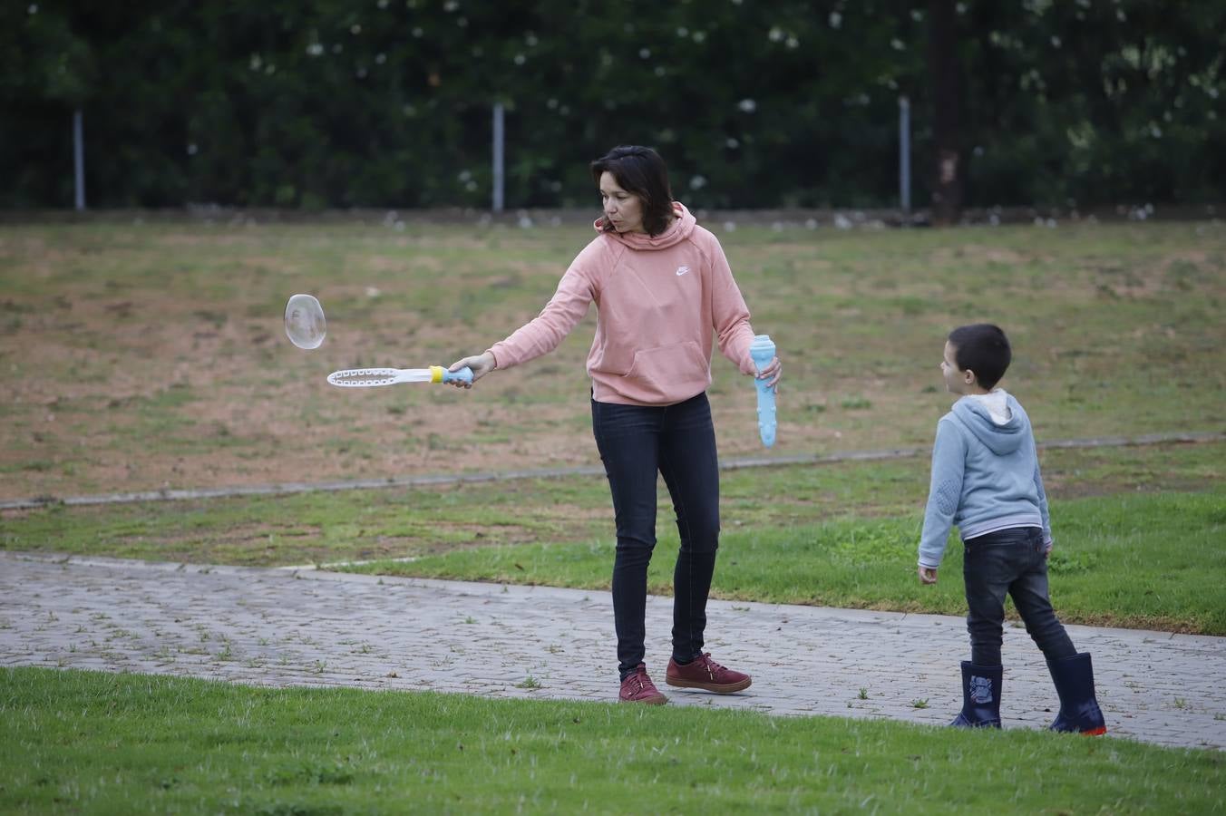 En imágenes, la primera salida de los niños a la calle en Córdoba (I)