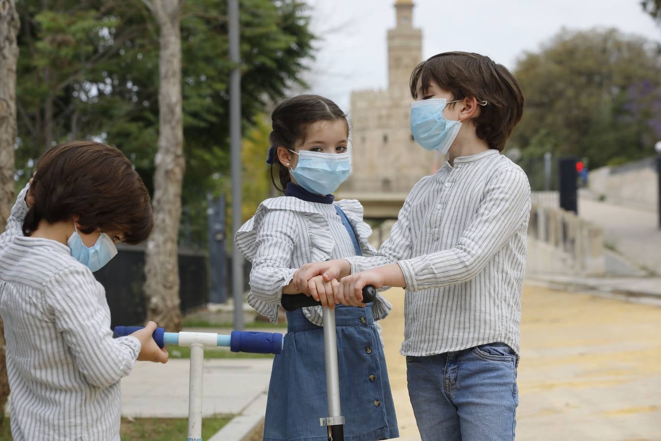 Los primeros paseos de los niños sevillanos tras más de cuarenta días en casa por el coronavirus