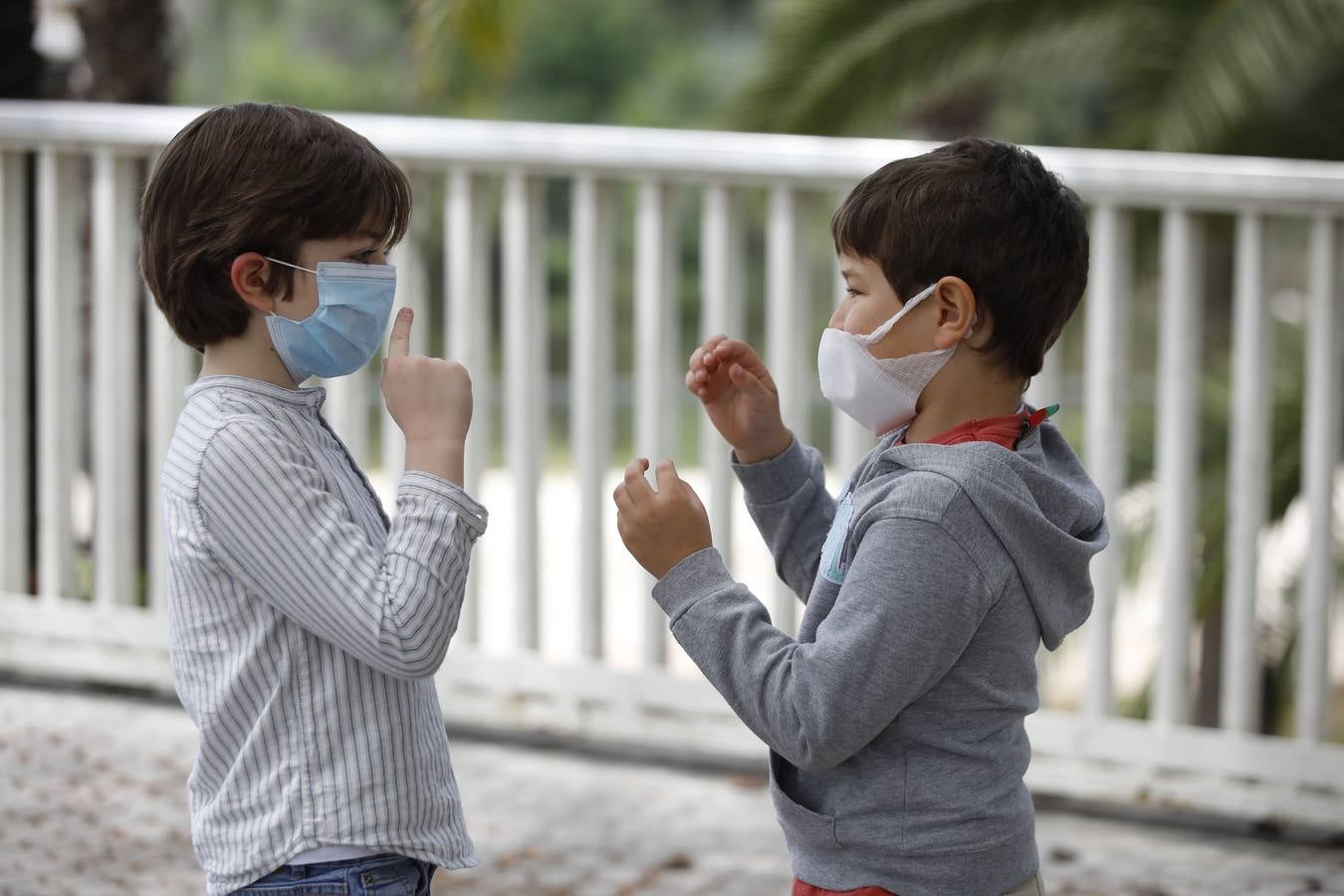 Los primeros paseos de los niños sevillanos tras más de cuarenta días en casa por el coronavirus