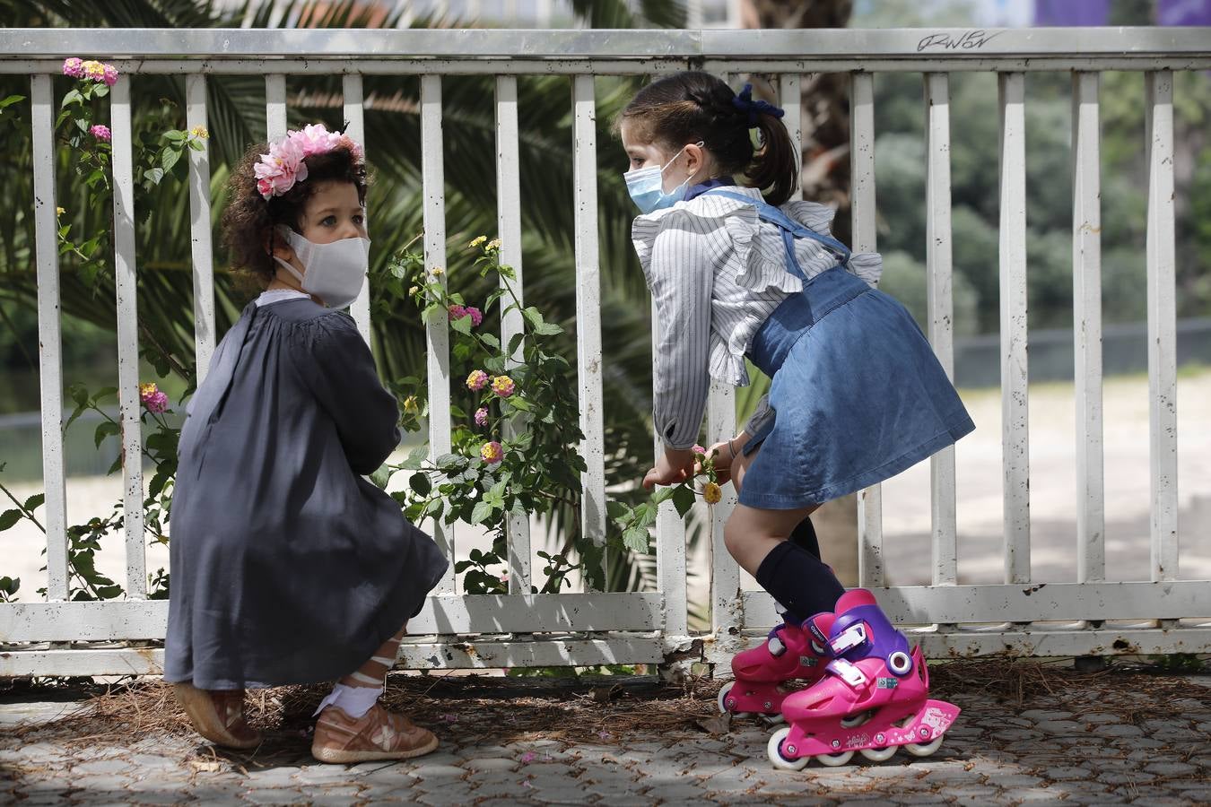 Los primeros paseos de los niños sevillanos tras más de cuarenta días en casa por el coronavirus