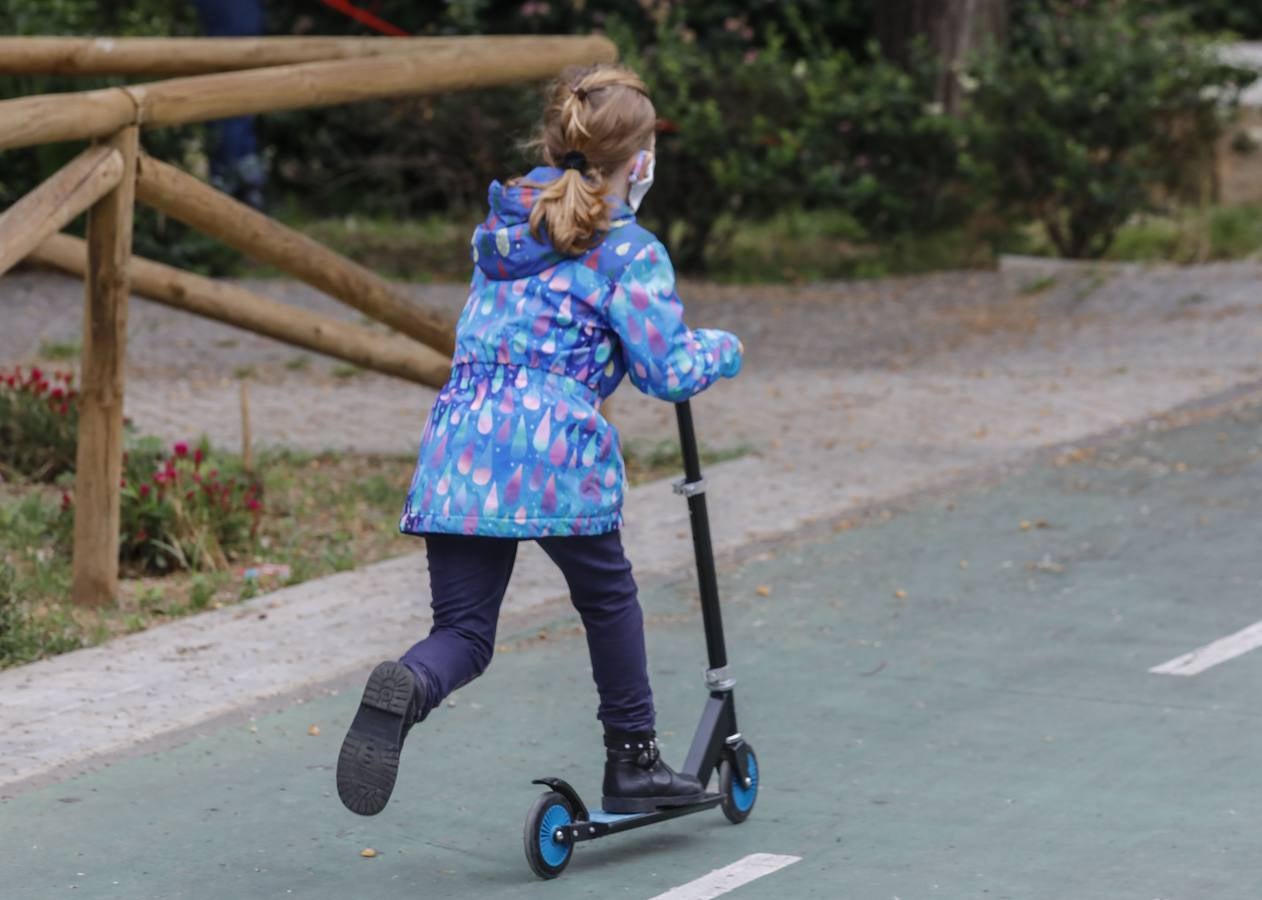 Los primeros paseos de los niños sevillanos tras más de cuarenta días en casa por el coronavirus