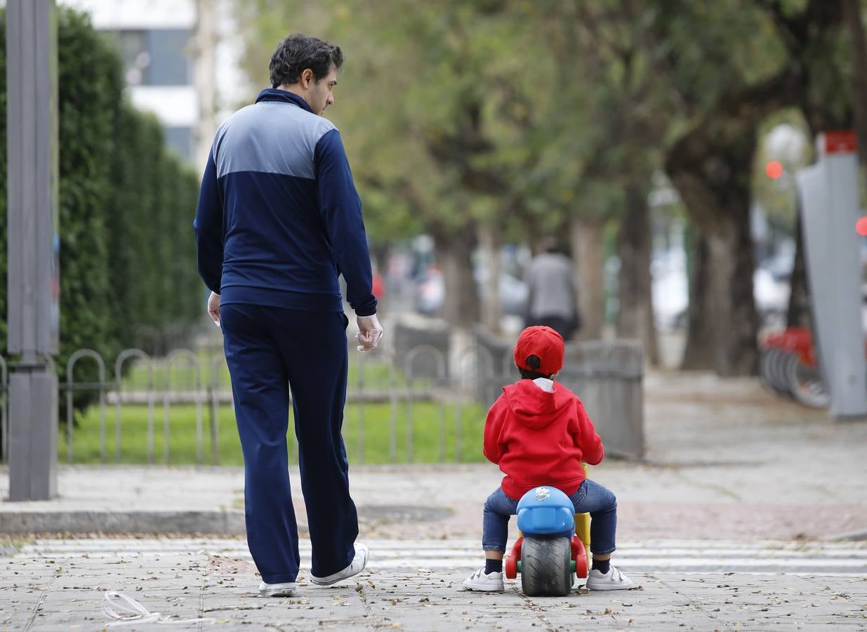 Los primeros paseos de los niños sevillanos tras más de cuarenta días en casa por el coronavirus