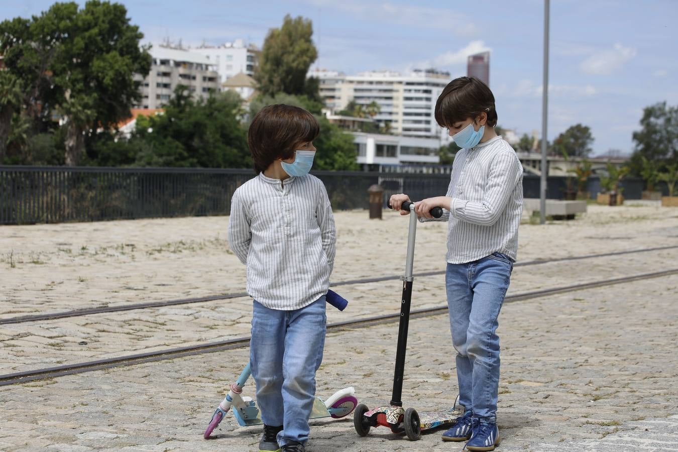 Los primeros paseos de los niños sevillanos tras más de cuarenta días en casa por el coronavirus