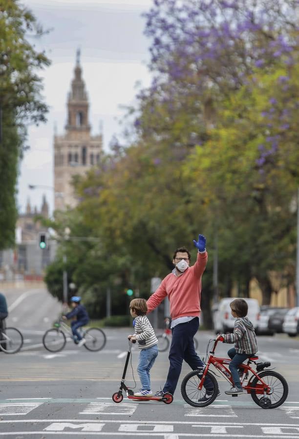 Los primeros paseos de los niños sevillanos tras más de cuarenta días en casa por el coronavirus