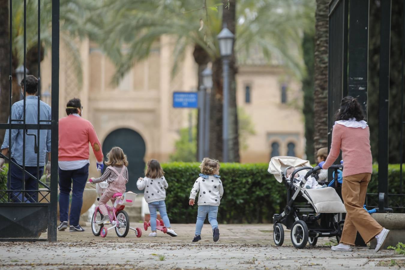 Los primeros paseos de los niños sevillanos tras más de cuarenta días en casa por el coronavirus