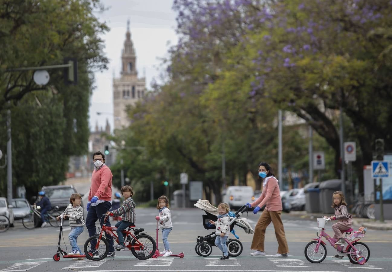 Los primeros paseos de los niños sevillanos tras más de cuarenta días en casa por el coronavirus