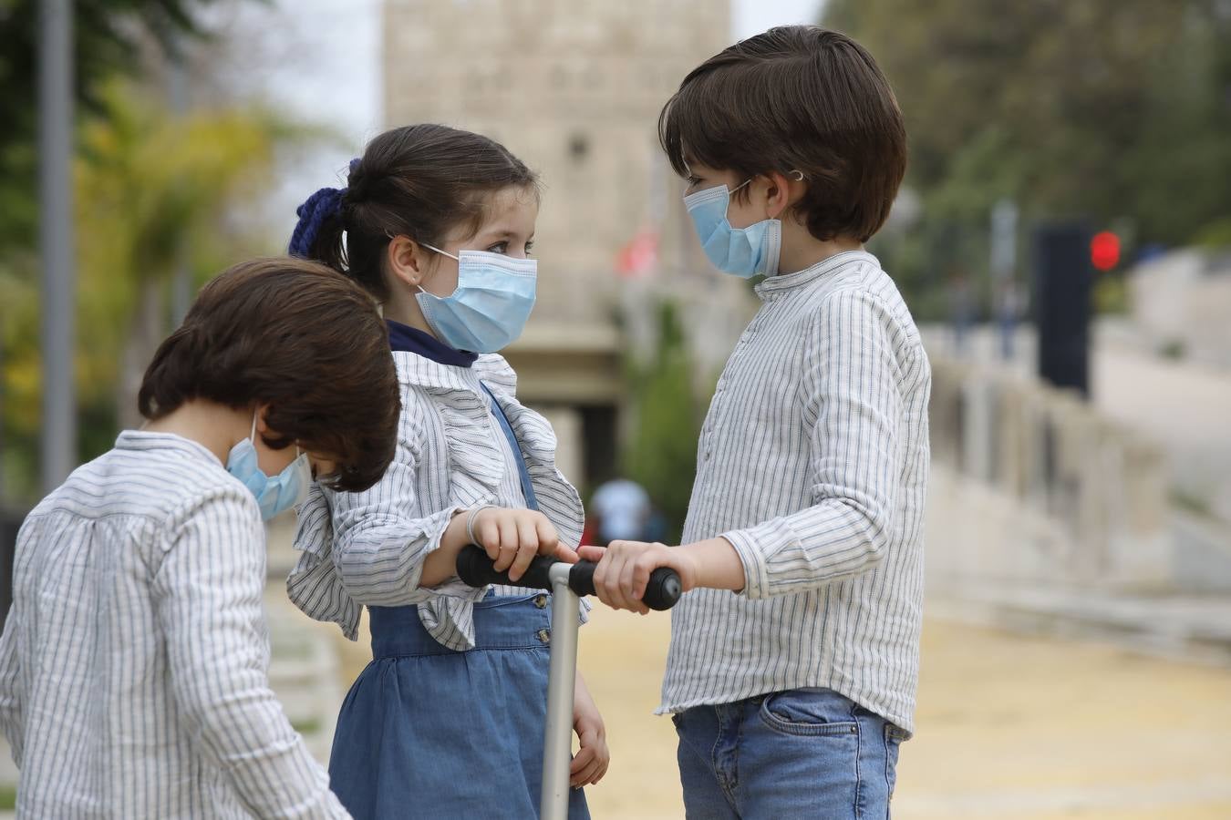 Los primeros paseos de los niños sevillanos tras más de cuarenta días en casa por el coronavirus