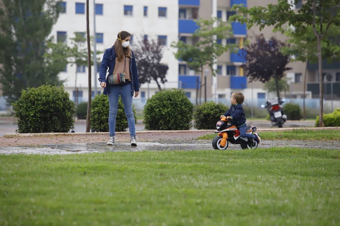 En imágenes, la primera salida de los niños a la calle en Córdoba (I)