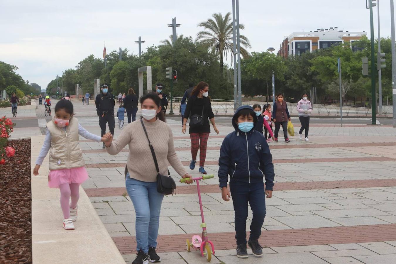 En imágenes, la primera salida de los niños a la calle en Córdoba (II)