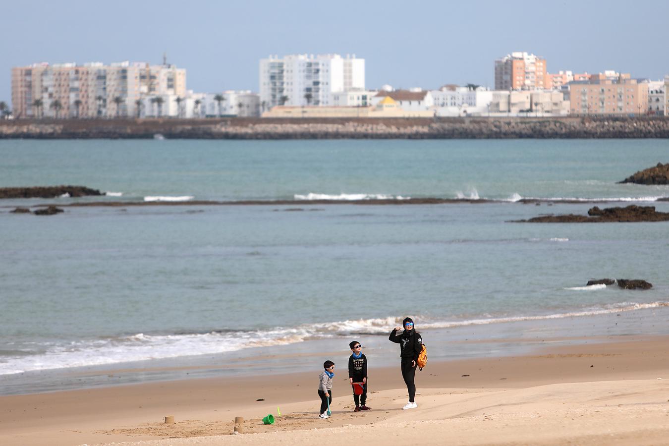 FOTOS: Los niños vuelven a disfrutar de las playas y los parques de Cádiz