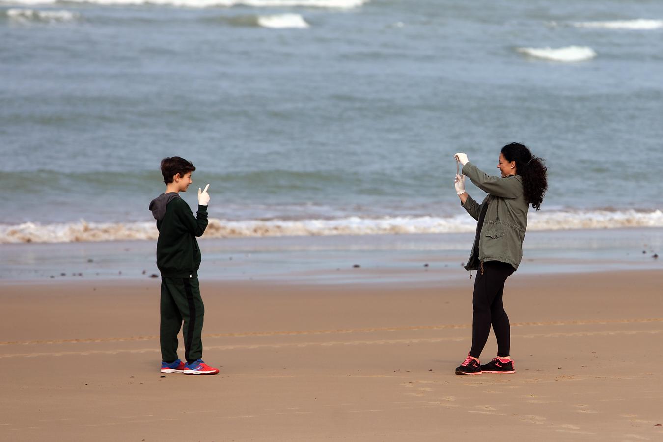 FOTOS: Los niños vuelven a disfrutar de las playas y los parques de Cádiz