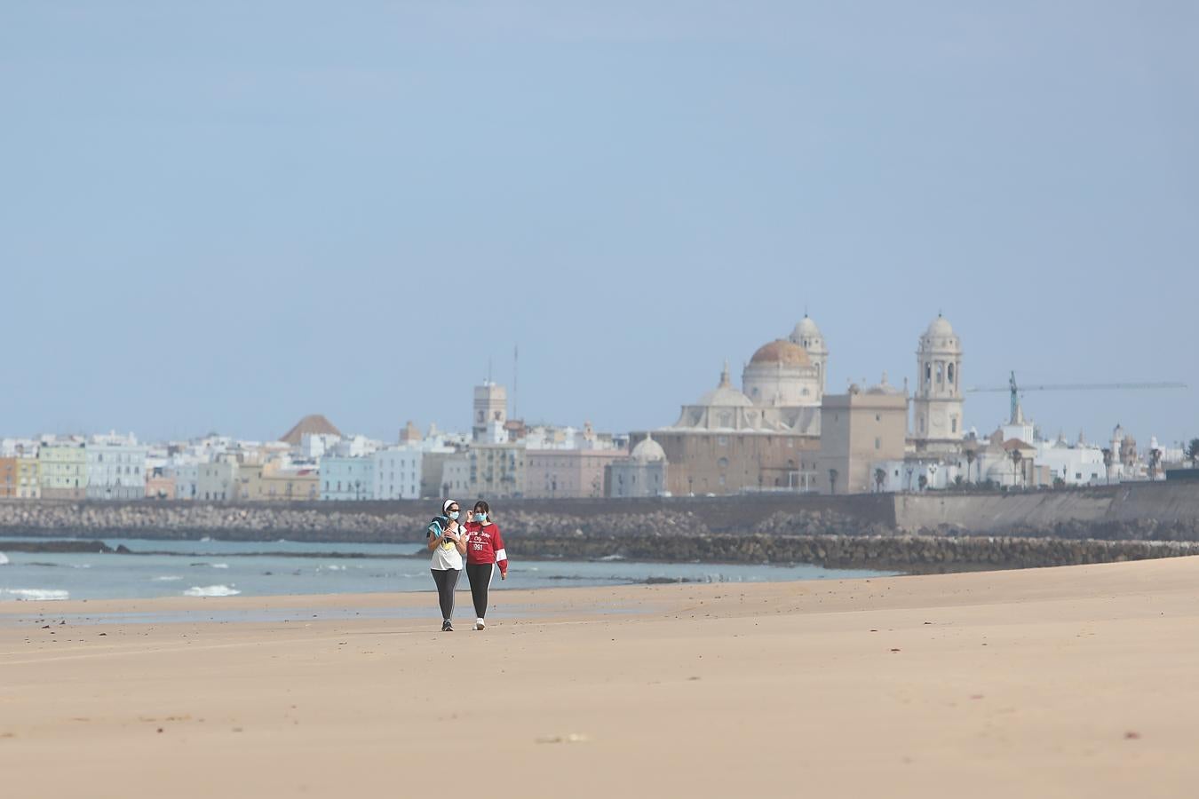 FOTOS: Los niños vuelven a disfrutar de las playas y los parques de Cádiz