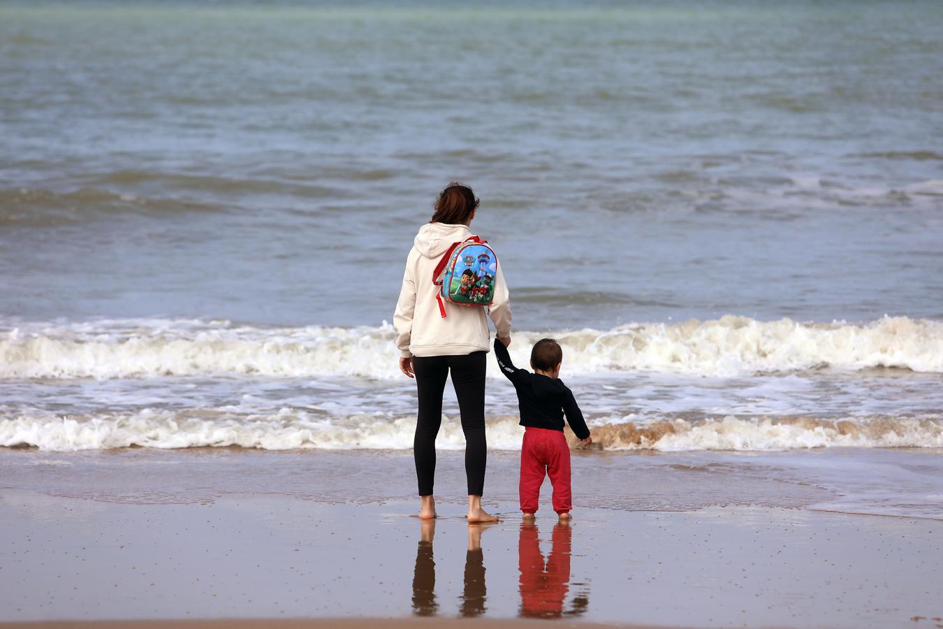 FOTOS: Los niños vuelven a disfrutar de las playas y los parques de Cádiz