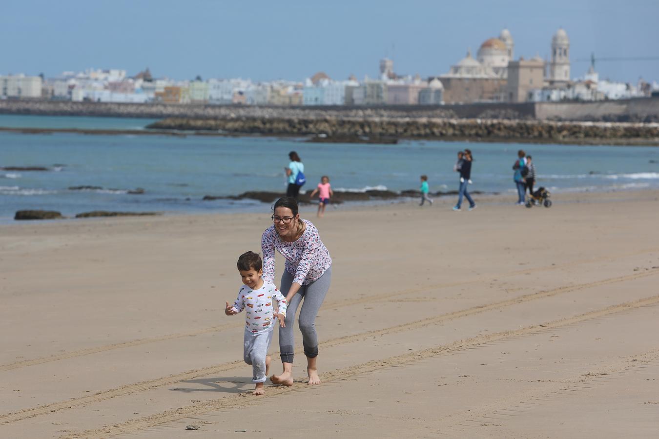 FOTOS: Los niños vuelven a disfrutar de las playas y los parques de Cádiz