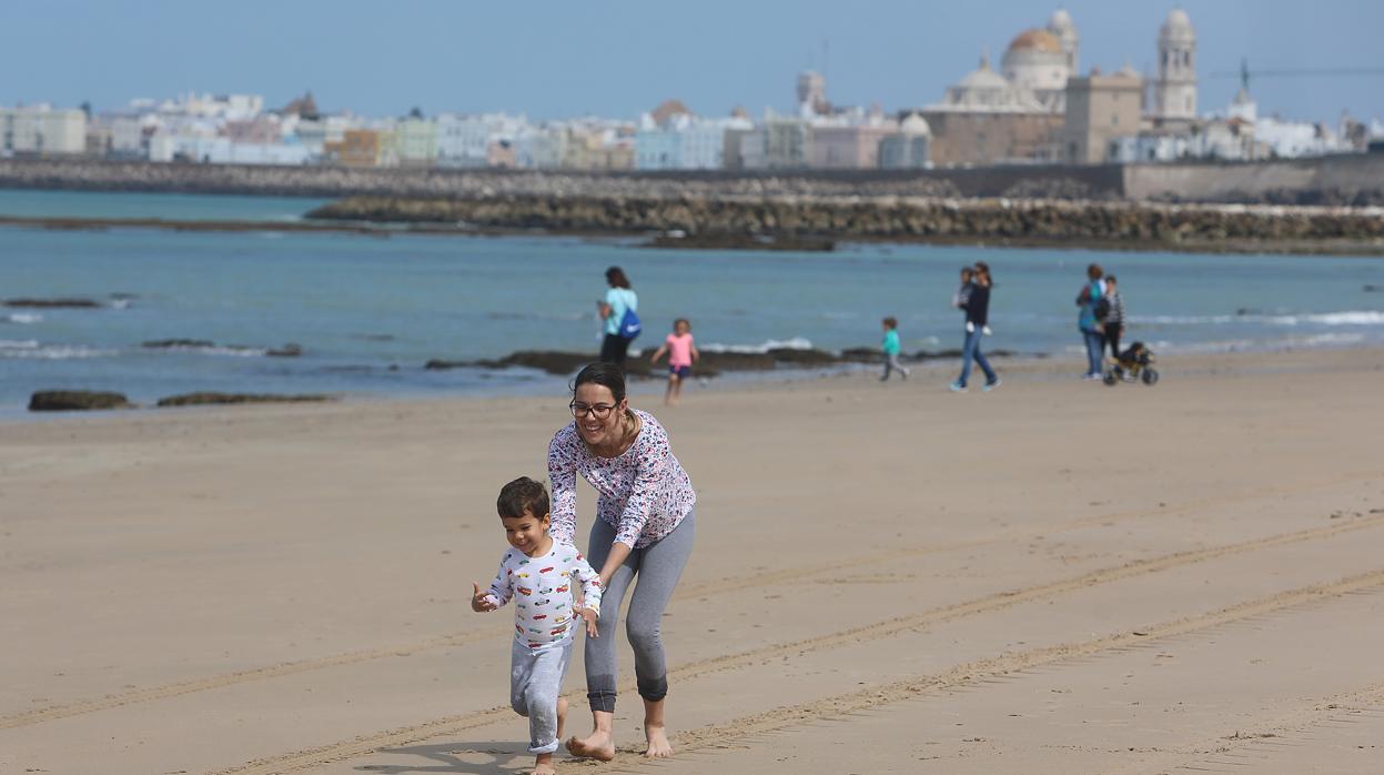 FOTOS: Los niños vuelven a disfrutar de las playas y los parques de Cádiz