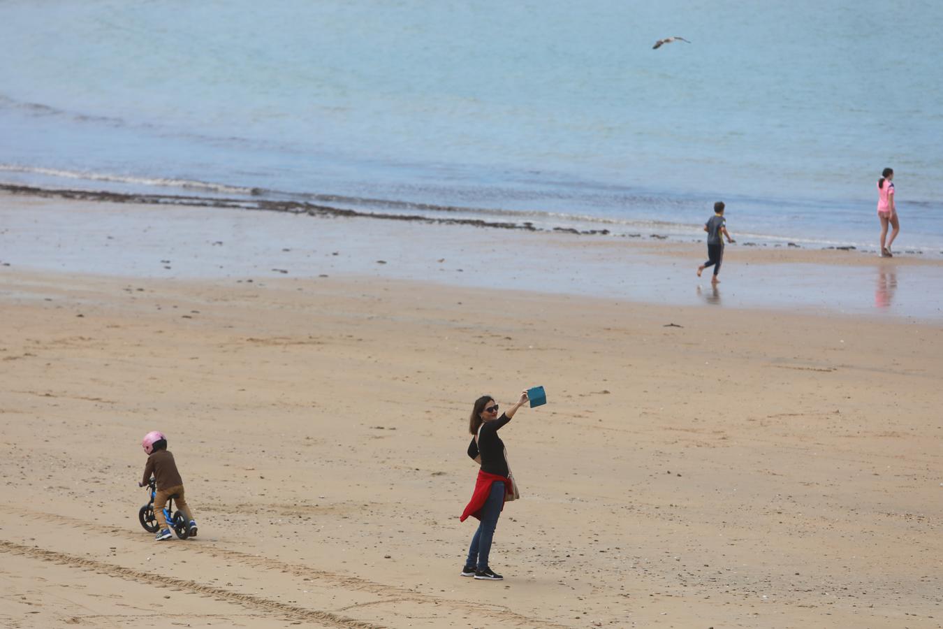 FOTOS: Los niños vuelven a disfrutar de las playas y los parques de Cádiz