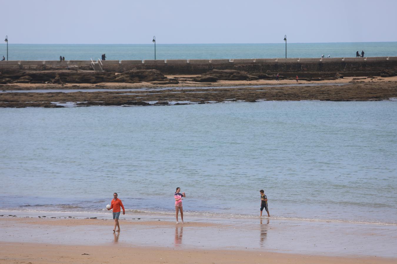 FOTOS: Los niños vuelven a disfrutar de las playas y los parques de Cádiz