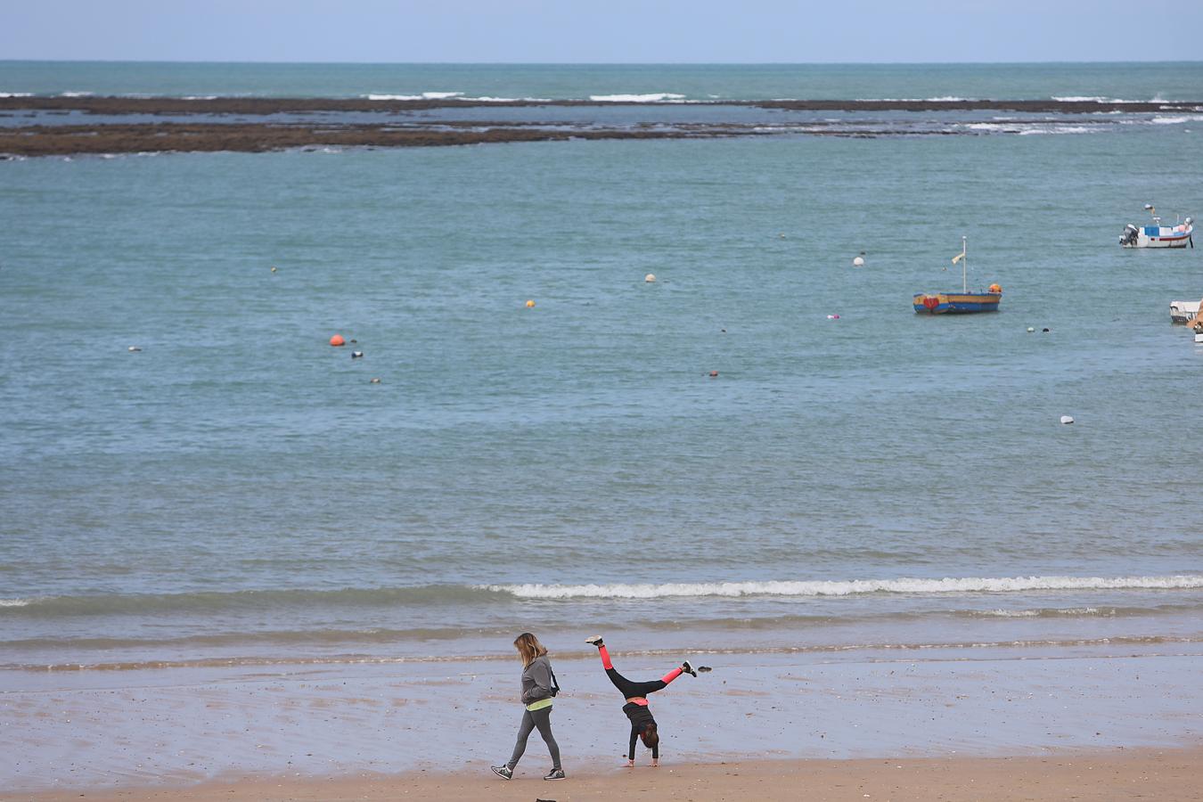 FOTOS: Los niños vuelven a disfrutar de las playas y los parques de Cádiz