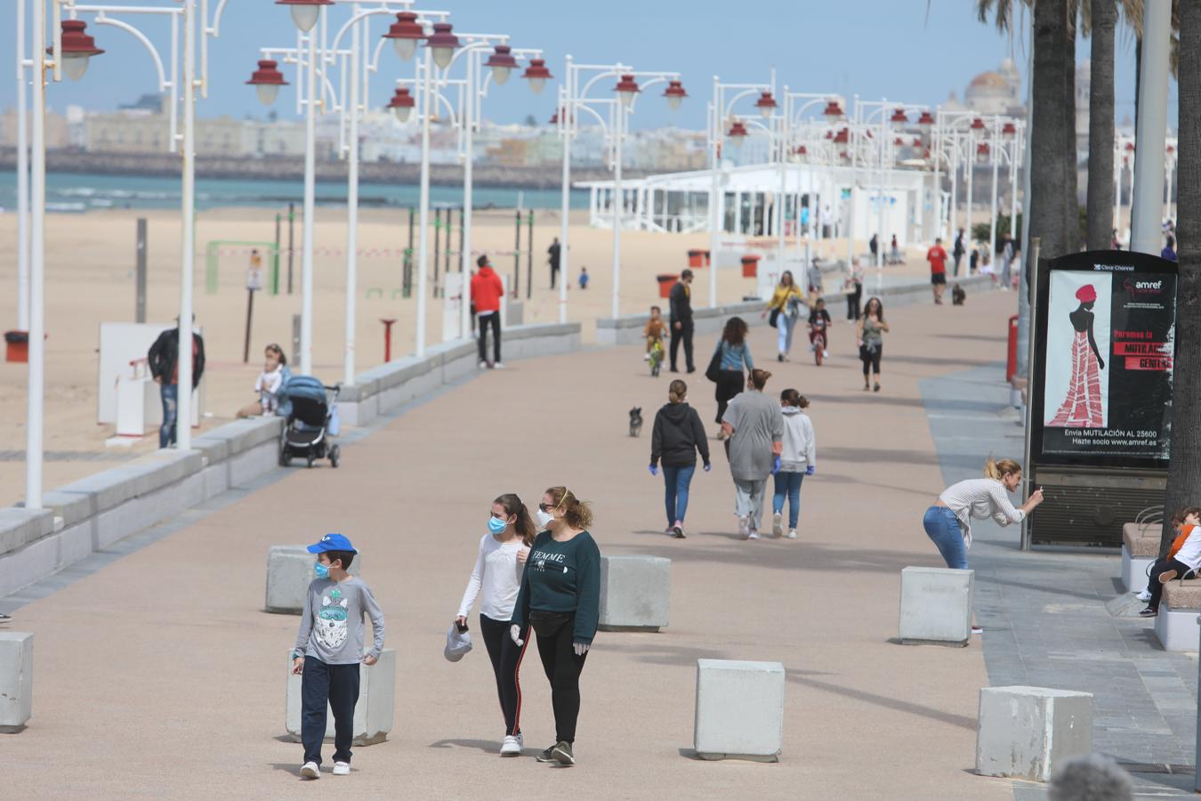 FOTOS: Los niños vuelven a disfrutar de las playas y los parques de Cádiz