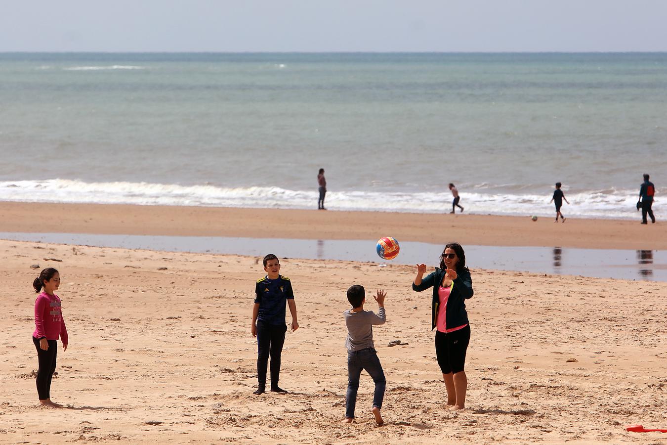 FOTOS: Los niños vuelven a disfrutar de las playas y los parques de Cádiz