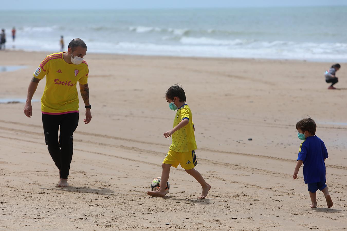 FOTOS: Los niños vuelven a disfrutar de las playas y los parques de Cádiz