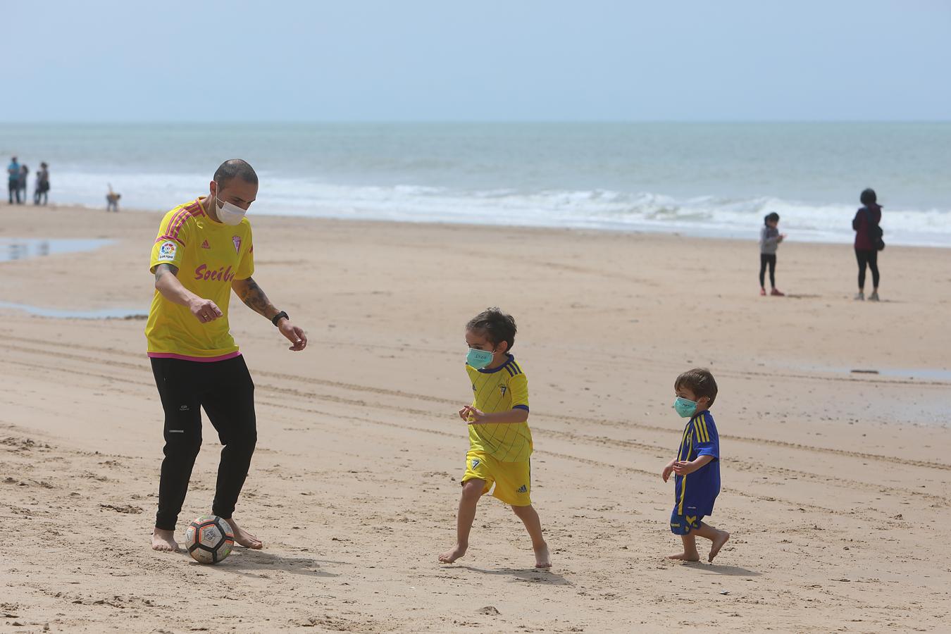 FOTOS: Los niños vuelven a disfrutar de las playas y los parques de Cádiz
