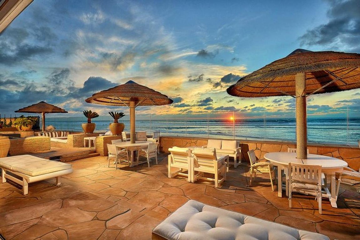 Vistas envidiables. El terreno total de la propiedad supera los 2.000 metros cuadrados y entre otras cosas, cuenta con dos casas de invitados, Spa, varias piscinas, pista de tenis e incluso un pequeño teatro.