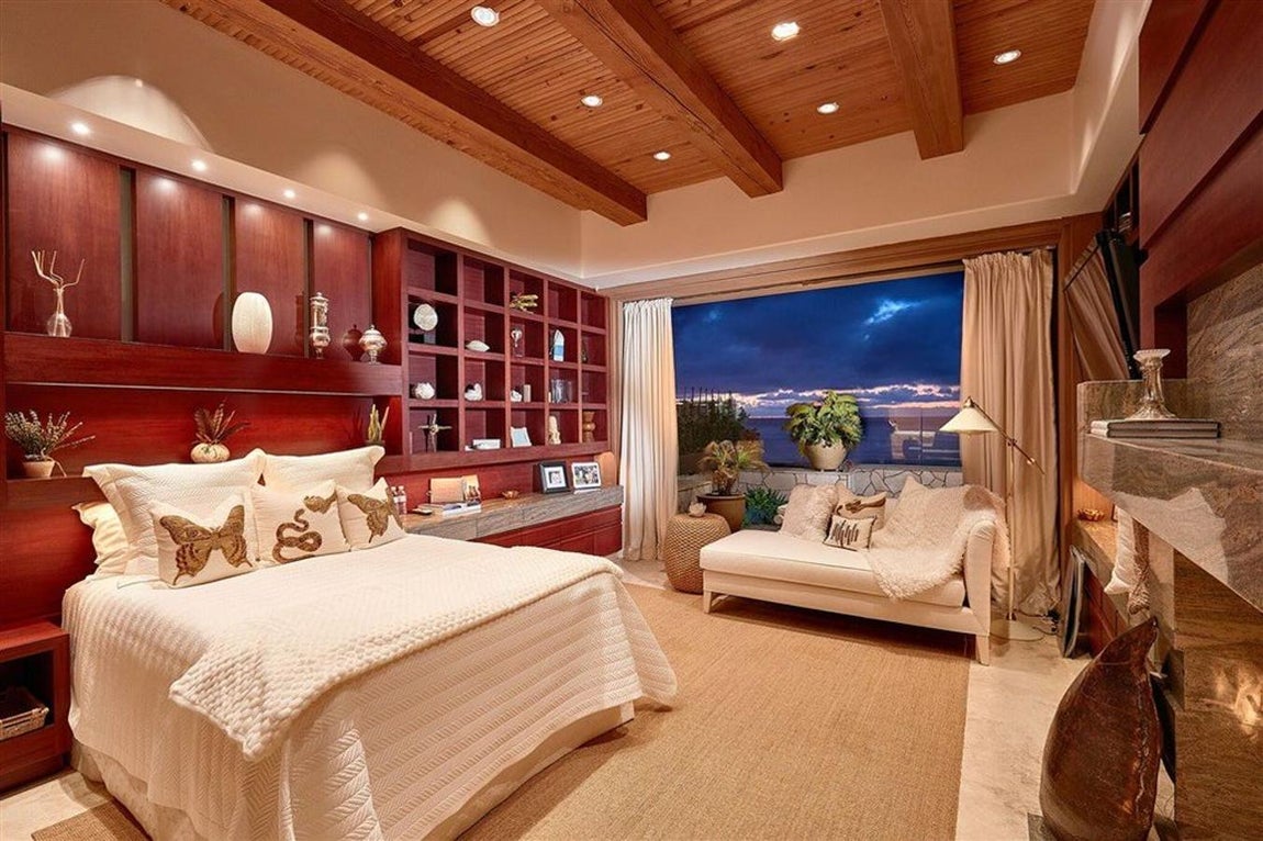 Acabados reciosw y decoración muy cuidada. Tampoco pasa inadvertida la lujosa madera de caoba de la casa, los pisos de piedra caliza y los patios de arenisca y los detalles en vidrio que le confieren un acabado ultra sofisticado.