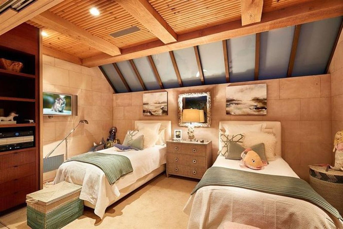 Pensada para toda la familia. También posee un dormitorio infantil que probablemente sigan manteniendo con vistas a ampliar la familia, puesto que recientemente su hija mayor Jennifer anunció el pasado enero su compromiso con el empresario egipcio Nayel Nassar, con quien mantiene una relación desde hace varios años.